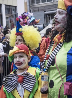 Xanthi, Yunanistan yıllık karnaval geçit sırasında renkli palyaço kostüm ailesinde. İnsanlar karnaval kostümleri Yunanistan'ın İskeçe sokaklarında Festivali'nde sırasında giyindin.
