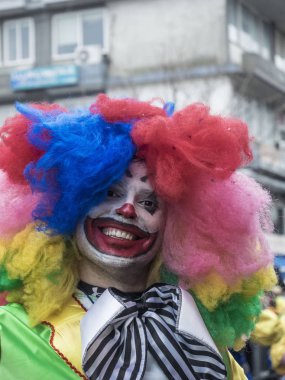 Xanthi, Yunanistan yıllık karnaval geçit sırasında renkli palyaço kostümlü adam. Bir grup insan dans karnaval kostümler giymiş İskeçe sokaklarında Festivali'nde sırasında Yunanistan'ın.