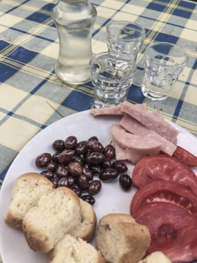 Yerel bir içecektir Yunanistan masada Yunan rakısı.