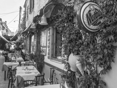 Thassos Island, Yunanistan - 12 Ağustos 2017; Küçük ve rahat tavernada ay sokak Yunanistan Thassos Adası