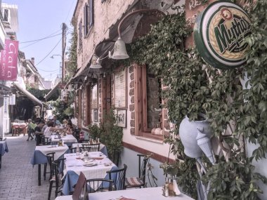 Thassos Island, Yunanistan - 12 Ağustos 2017; Küçük ve rahat tavernada ay sokak Yunanistan Thassos Adası