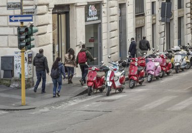 İtalyan scooter Vespa Roma İtalya, Europe, sokaklarında bir satır. Vespa scooter Piaggio tarafından üretilen İtalyan bir markasıdır..