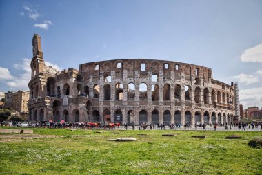 Kolezyum Roma ve İtalya'nın en önemli dönüm noktası olduğunu. Kolezyum, Roma şehir merkezinde eliptik bir amfiteatr olduğunu.