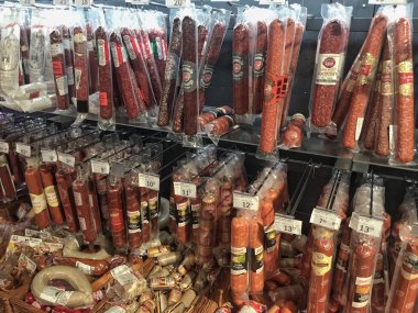 Sosis ve salam raflar bir süpermarkette Kiev, Ukrayna