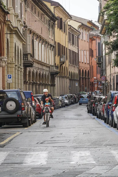 Bologna Italy September 2016 Man Riding Bicycle His Son Road — Stock Photo, Image