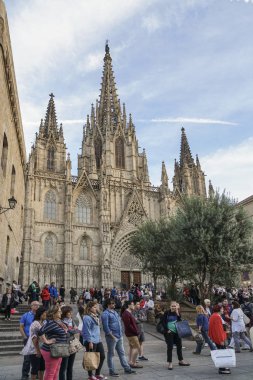 İnsanların Holy Cross katedral önünde Barcelona, İspanya Gothic Quarter 13-15 yüzyıllarda üzerinden inşa edilmiştir.