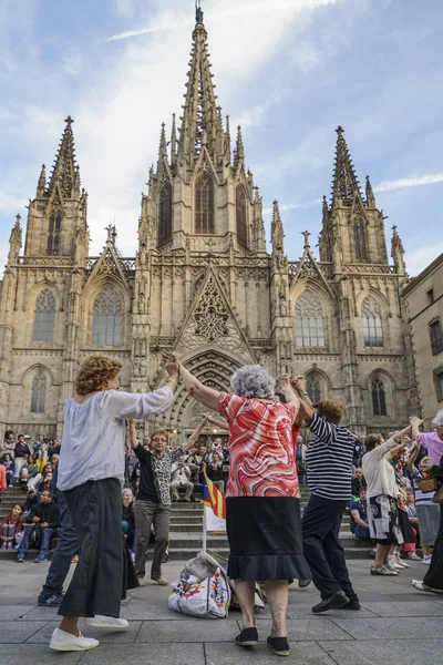 Gente Bailando Danza Nacional Sardana Mano Frente Catedral Santa Cruz — Foto de Stock