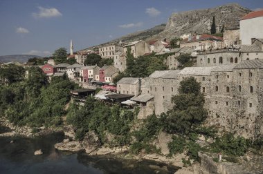 Camii ve eski binalar Neretva Nehri Bosna ve Hersek'teki Mostar Şehir.
