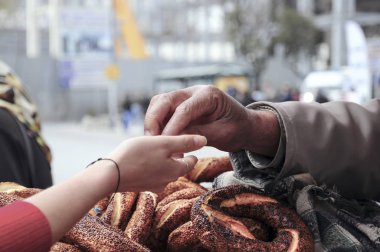 Simit Sokağı'nda İstanbul ' da almak için para veren bir el