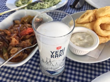 Ulusal Türk alkollü içki markası Yeni Rakı ve meze tablo, Istanbul, Türkiye.