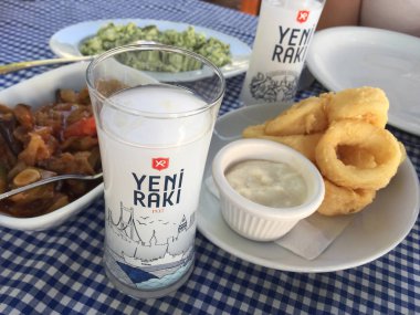 Ulusal Türk alkollü içki markası Yeni Rakı ve meze tablo, Istanbul, Türkiye.