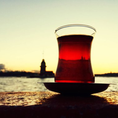 Bir bardak çay karşı Kız Kulesi, Istanbul, Türkiye