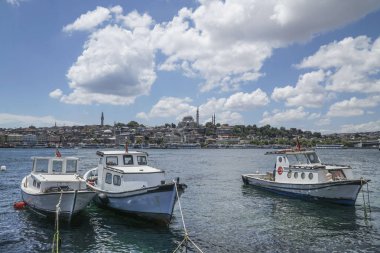 Küçük ahşap balıkçı tekneleri denizi güzel gökyüzü altında Türkiye'de Istanbul görünümü karşı