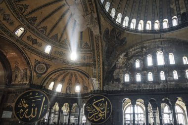 Aya Sofya cami Istanbul, Türkiye'de iç. Ayasofya'nın olduğu bir Ortodoks Patriklik Bazilikası'na, daha sonra cami ve şimdi bir müze.