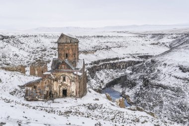 Geçmişte, Ermeni başkentiydi ani Harabeleri artık Türkiye'de Türk Ermeni sınırı yakınında kilise kalıntıları ile Plato.