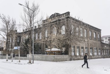 Sokaklar ve binalar altında Kars şehir Türkiye'nin kış aylarında kar.