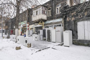 İkinci el Beyaz eşya dükkanı Kars şehir Türkiye'de dışında yığılı.