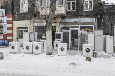 İkinci el Beyaz eşya dükkanı Kars şehir Türkiye'de dışında yığılı.