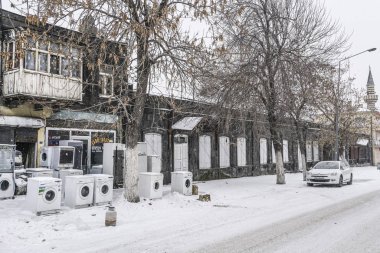 İkinci el Beyaz eşya dükkanı Kars şehir Türkiye'de dışında yığılı.