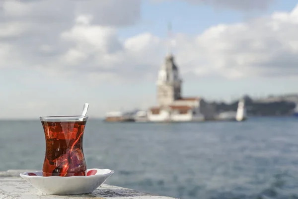 Skleničky tureckého čaje proti moři v Istanbulu, Turecko — Stock fotografie