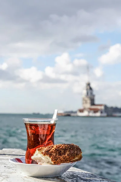 Turecký čaj a pečivo proti moři a věž Panny v Istanbulu, — Stock fotografie