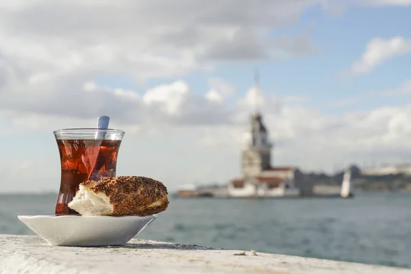 Segelas Teh Turki Dan Bagel Melawan Menara Maidens Laut Istanbul — Stok Foto