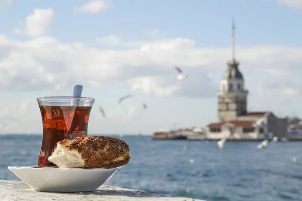 Segelas Teh Turki Dan Bagel Melawan Menara Maidens Laut Istanbul — Stok Foto