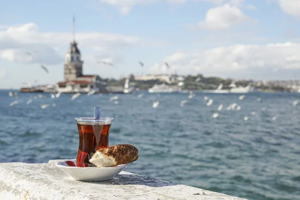 Segelas Teh Turki Dan Bagel Melawan Menara Maidens Laut Istanbul — Stok Foto