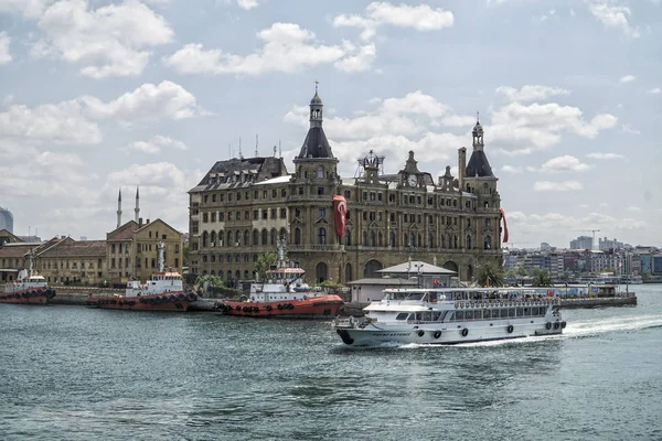 Ünlü ve tarihi Haydarpaşa Tren İstasyonu Türkiye'de Istanbul 'un sembolü dönüm noktası olduğunu