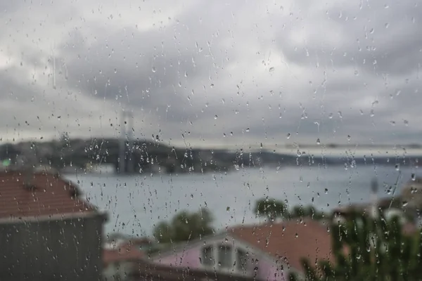 Pluie Tombe Sur Fenêtre Contre Bosphore Vue Sur Ville Istanbul — Photo