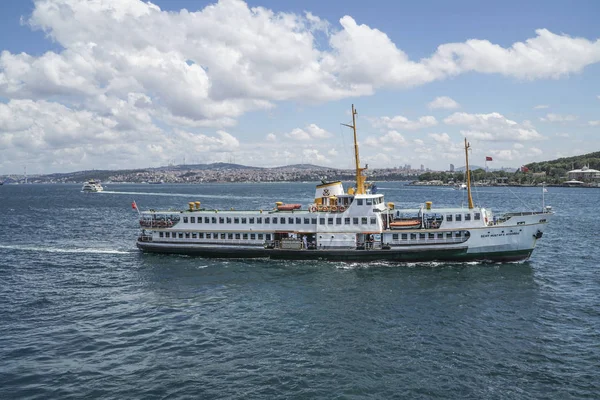 Türkiye'de Istanbul feribot. Neredeyse 150.000 yolcu vapurları günlük şehir, Avrupa ve Asya arasında 2 farklı kıtada kolay erişim nedeniyle kullanmak.
