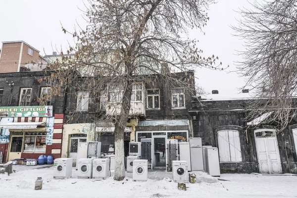 İkinci el Beyaz eşya dükkanı Kars şehir Türkiye'de dışında yığılı.