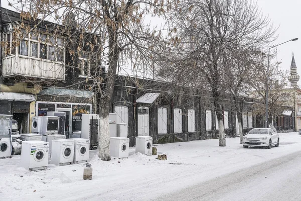 Wit Tweedehandsgoederen Opgestapeld Buiten Winkel Kars Stad Van Turkije — Stockfoto