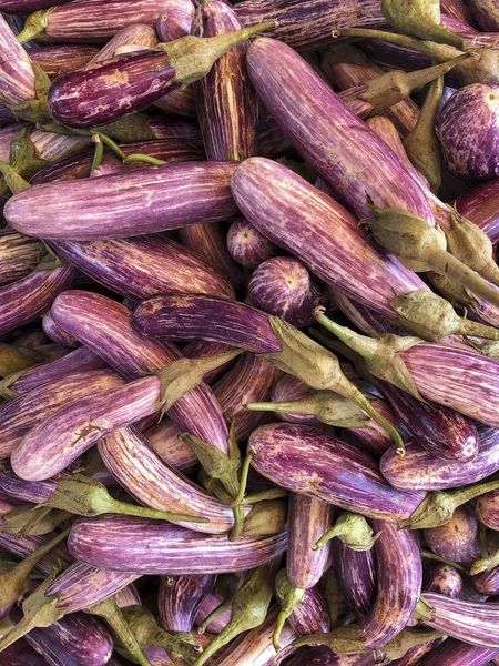 Högen Färska Auberginer Som Bakgrund — Stockfoto