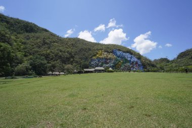 Vinales vadiyi Kuba'daki cliffs tarih öncesi duvar resmi boyanmış.