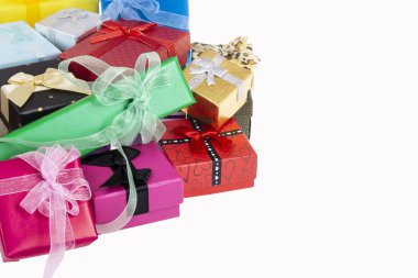 renkli hediye kutuları üzerinde beyaz kopya alanı ile yığını