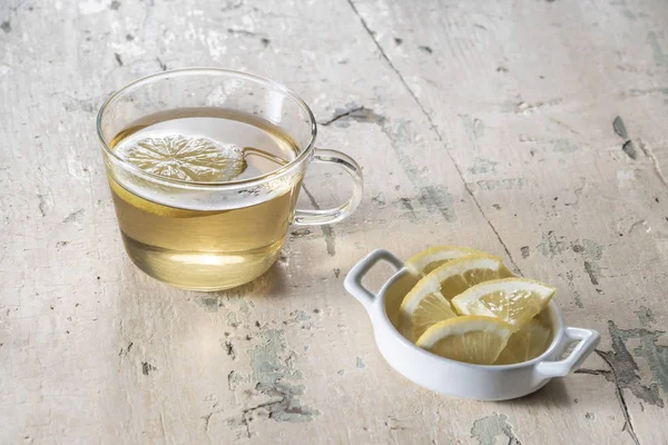 Ein Glas Kräutertee auf einem Holztisch — Stockfoto