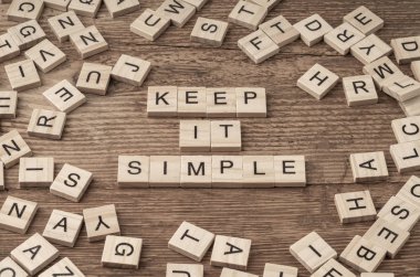 Basit olsun tahta harflerle yazılmış