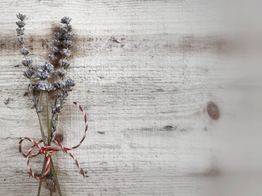 Kurutulmuş lavanta buket ahşap yüzeye