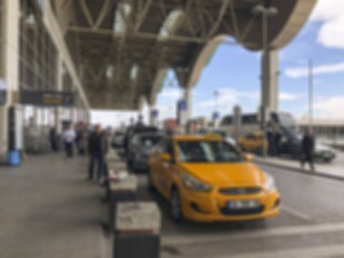 Terminalde taksi ve insanlar ile bulanık arka plan