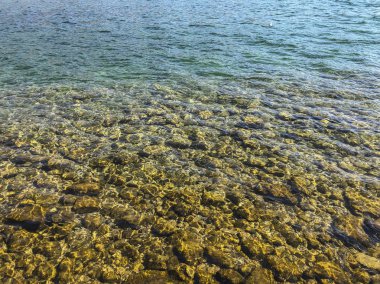 su kayalar ile bir arka plan olarak deniz