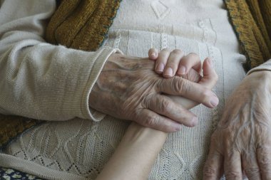 tatlı bir genç elini tutarak el buruşuk