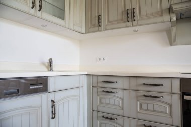 bir evin yepyeni bir modern mutfak