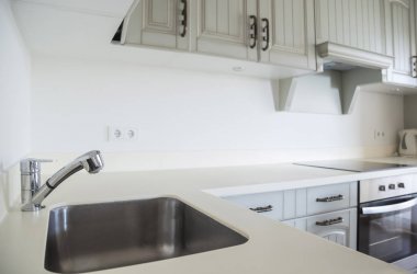 dokunun ve yeni bir mutfak lavabo