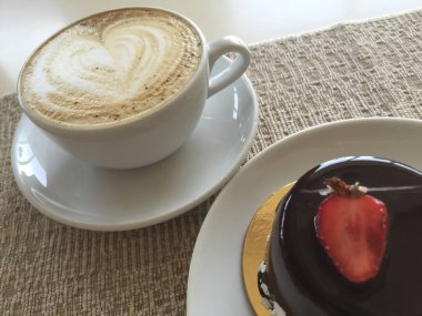 masada bir fincan kahve ve kek