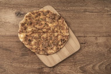 Lahmacun, tahta masada Türk pizzası