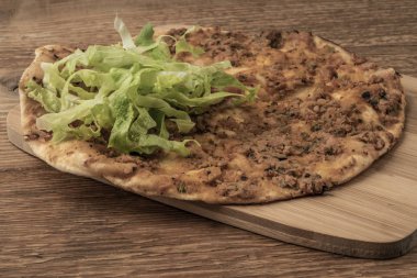 Lahmacun, tahta masada Türk pizzası 