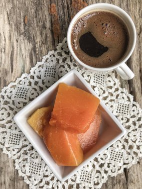 ahşap masada kabak tatlısı ve kahve