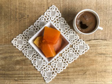 ahşap masada kabak tatlısı ve kahve