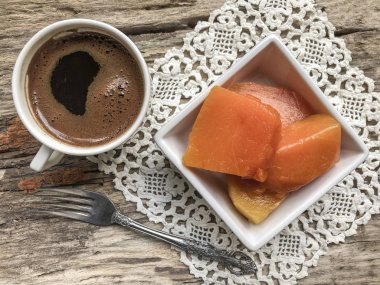 ahşap masada kabak tatlısı ve kahve